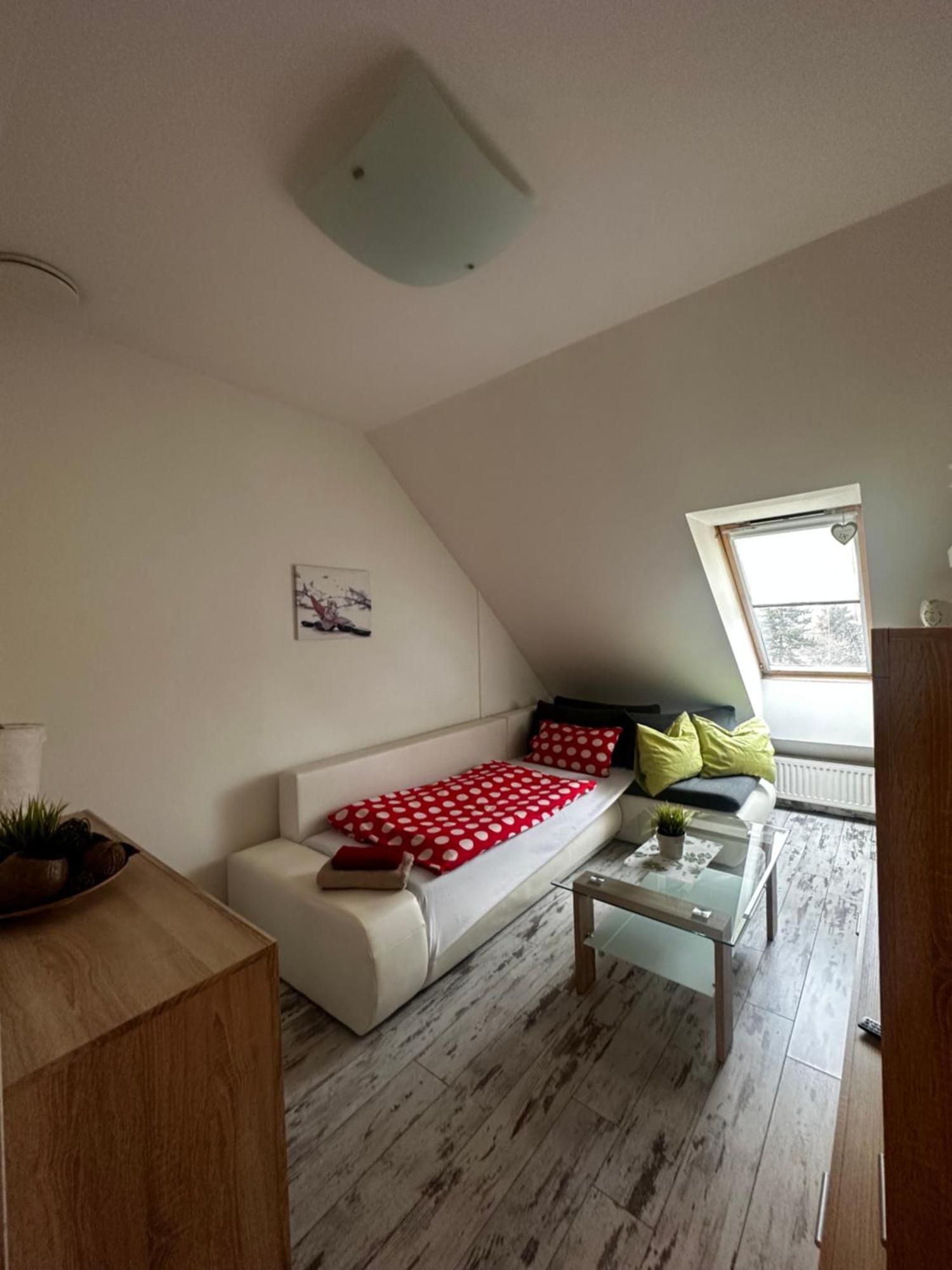 Penzion-Hutira Relax Club Handlova Luaran gambar